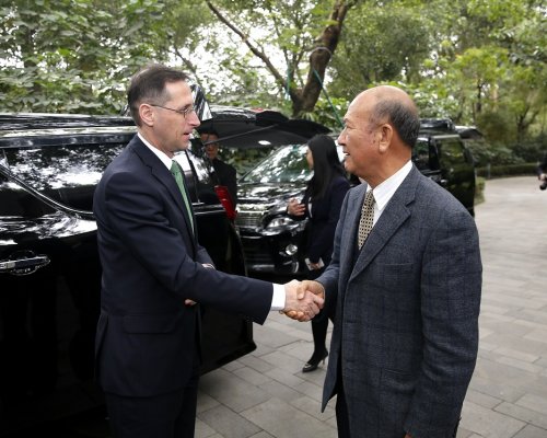 Varga Mihály nemzetgazdasági miniszter dél-kínai útjának utolsó napján Zhang Chunxiang-gal és Pang Jimin-nel, a Huawei Technologies elnök-helyetteseivel tárgyalt