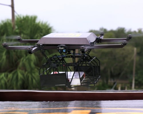 A UPS lakossági kiszállításban tesztelt egy futárautó tetejéről indított drónt