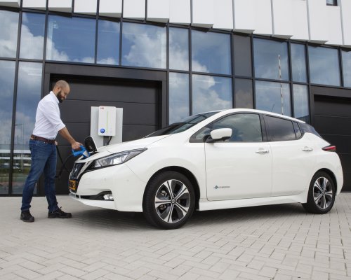 Az ABB okos töltési technológiájával az e-járművek energiát tudnak visszatáplálni a hálózatba